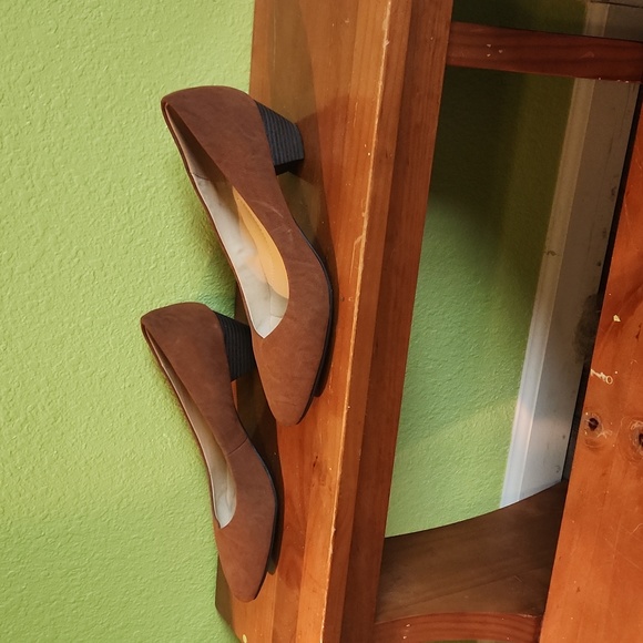 Brown pumps - Picture 3 of 5